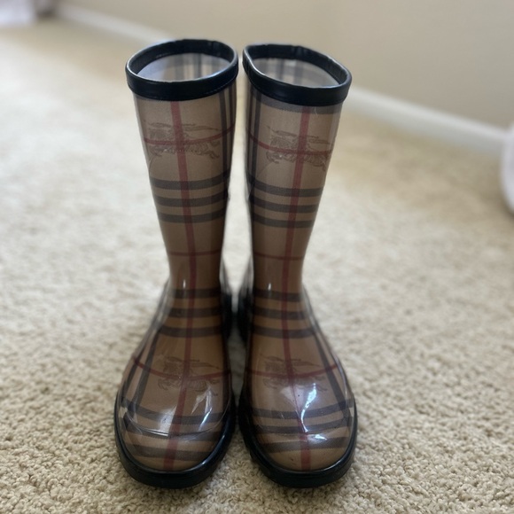Gently used Burberry rain boots. Size 36. Made in Italy - Picture 2 of 3
